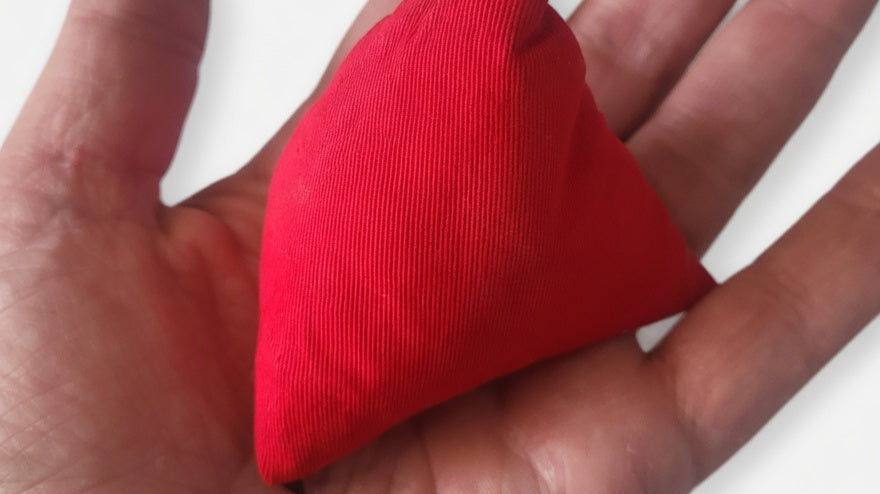 Le Tri-it : L'histoire complète du sac de jonglerie en forme de pyramide