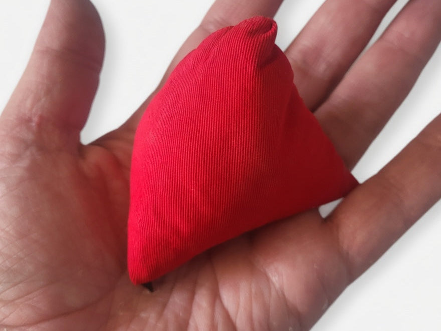 Le Tri-it : L'histoire complète du sac de jonglerie en forme de pyramide