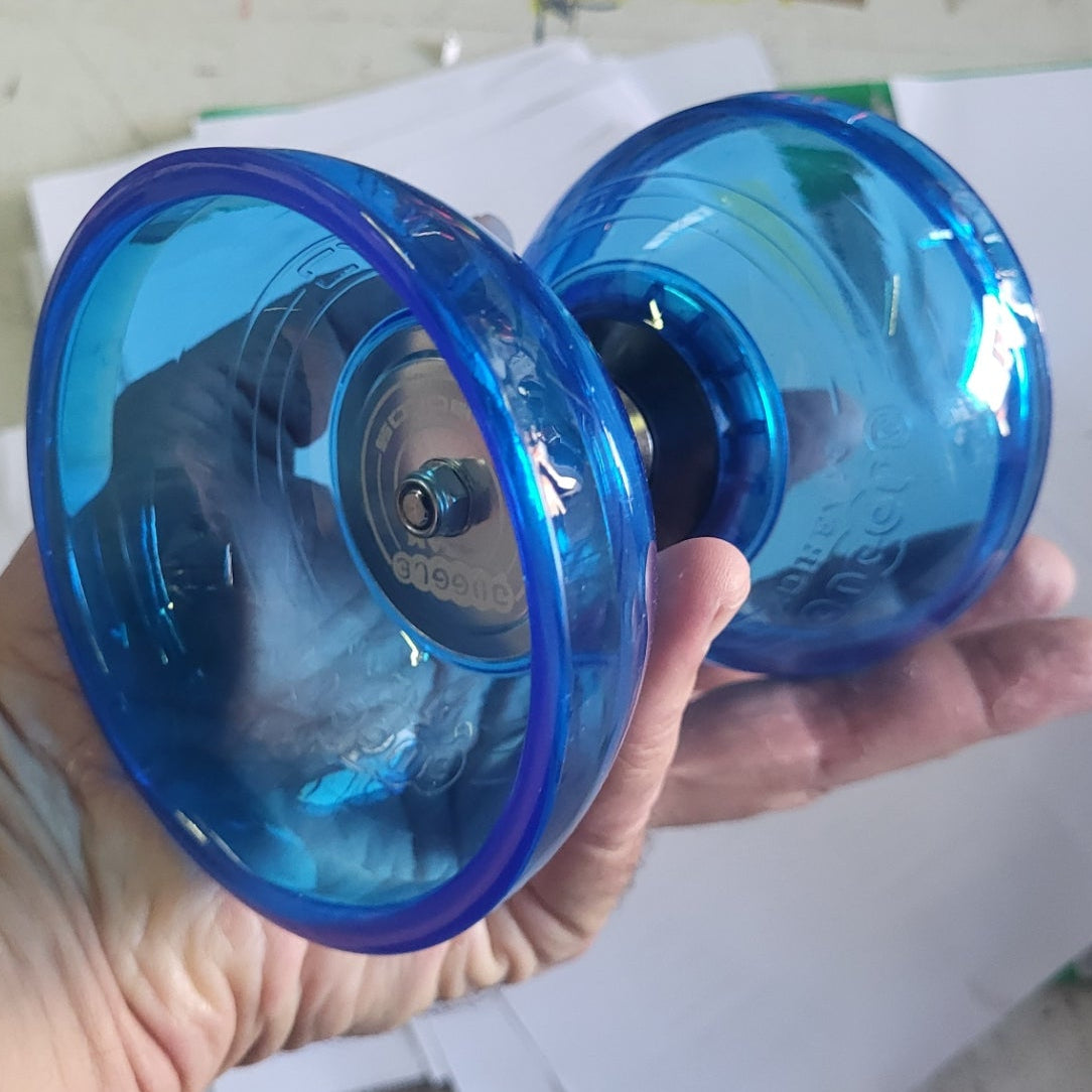 Diabolo Juggle Dream Cyclone Quartz 2 – Axe Triple Roulement - vue bleu dans main