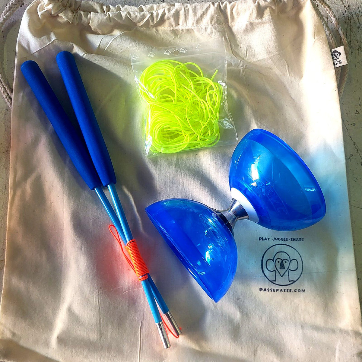 Kit diabolo Cyclone Quartz 2 bleu avec baguettes bleues, ficelle de rechange et sac à dos PassePasse