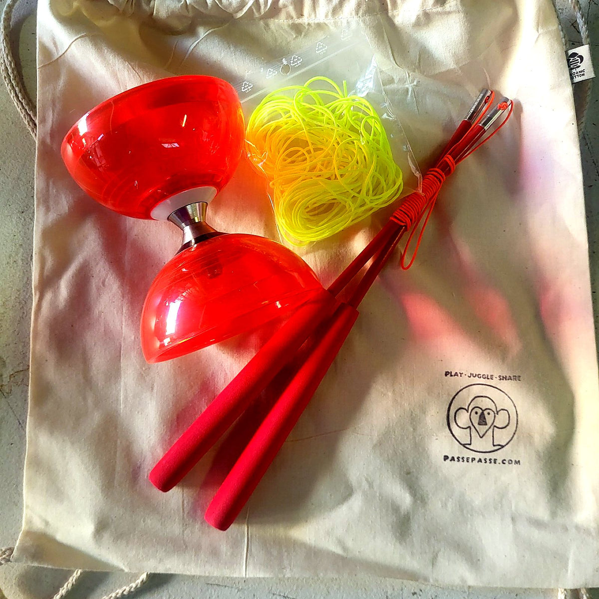 Kit diabolo Cyclone Quartz 2 rouge - détail du diabolo et des baguettes