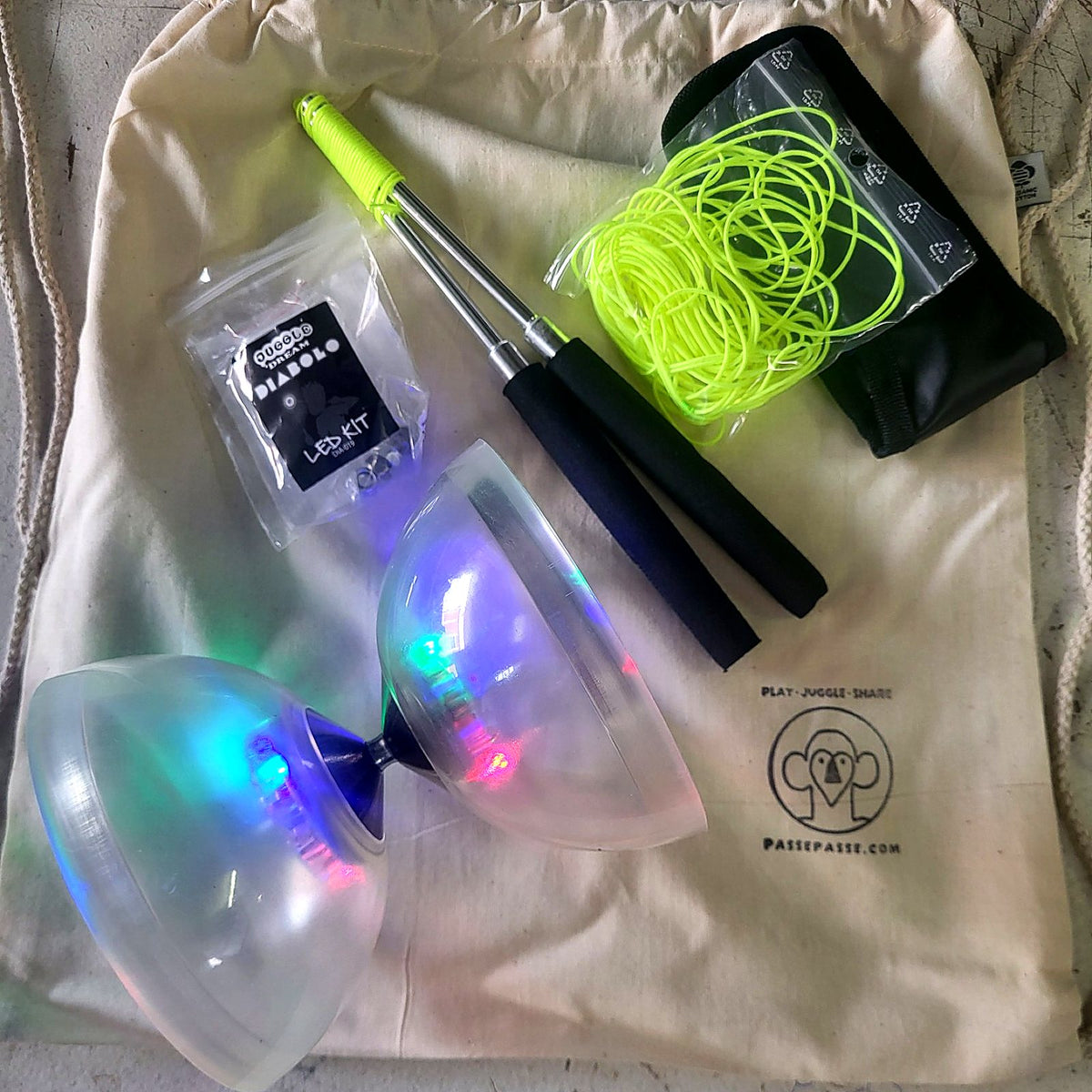 Kit diabolo lumineux LED sur le sac à dos PassePasse