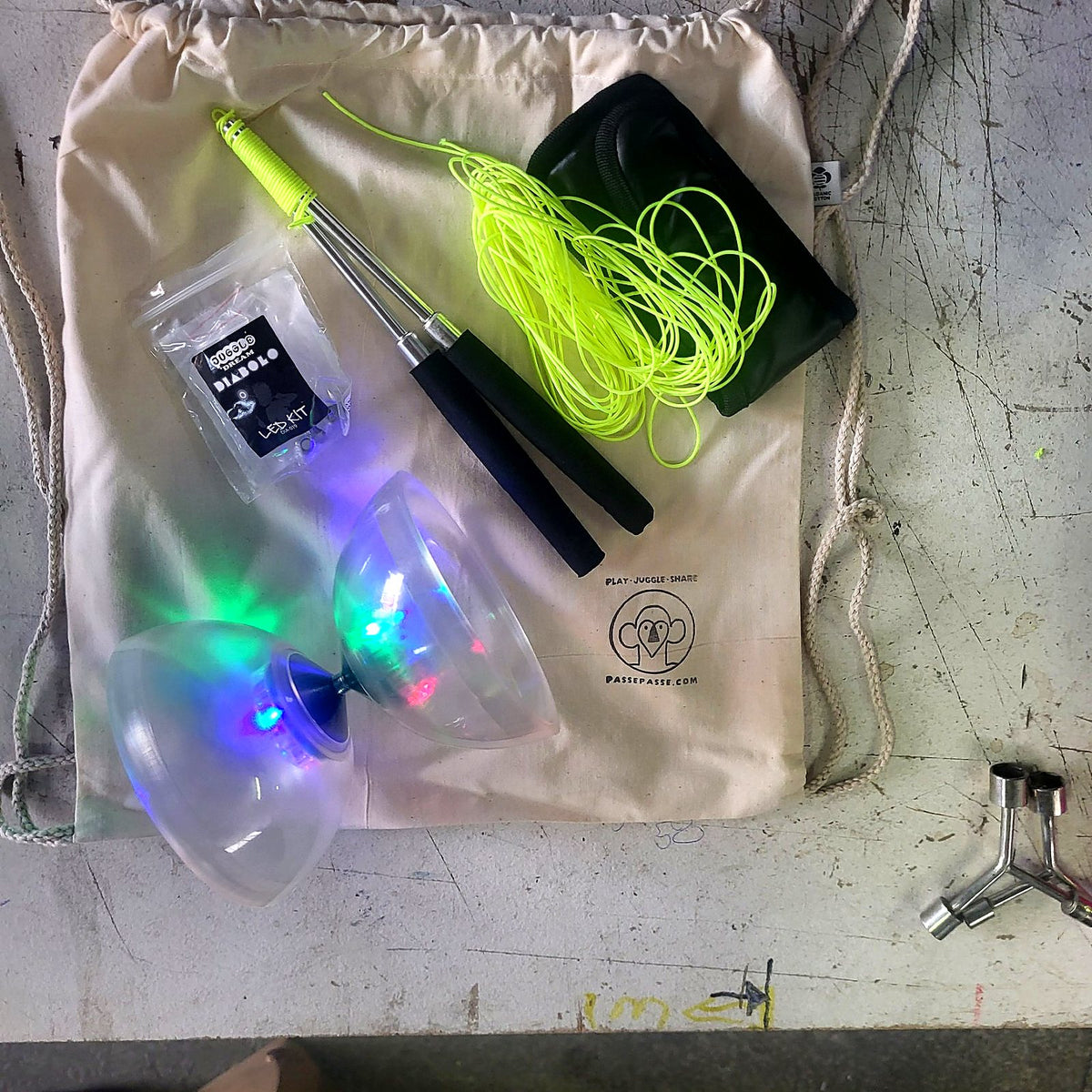 Kit diabolo lumineux LED avec baguettes alu démontables, ficelle de rechange et sac à dos PassePasse