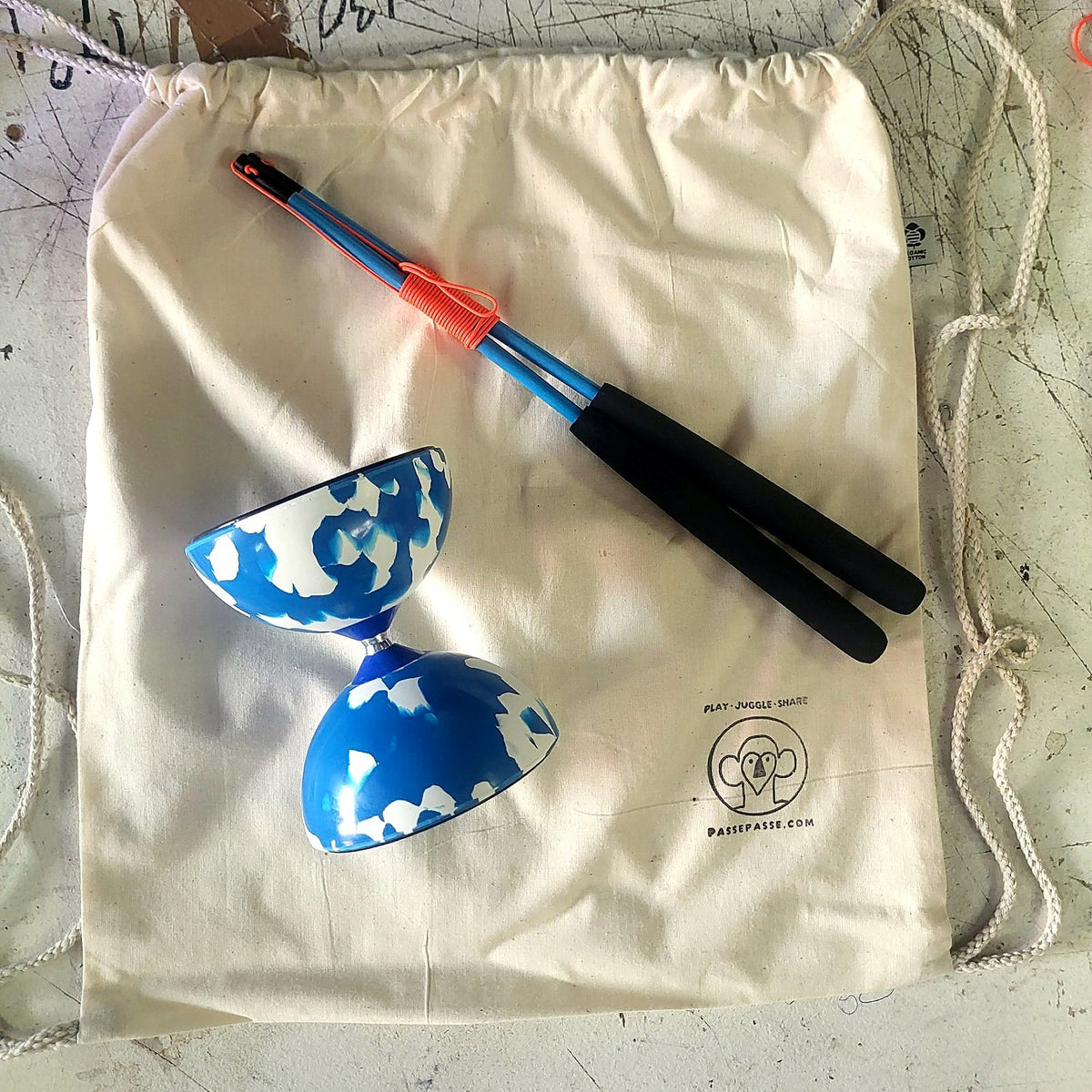 Kit diabolo débutant Jester bleu et blanc avec baguettes bleues et sac à dos PassePasse