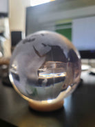 Globe terrestre en acylique 10 cm avec une base en bois