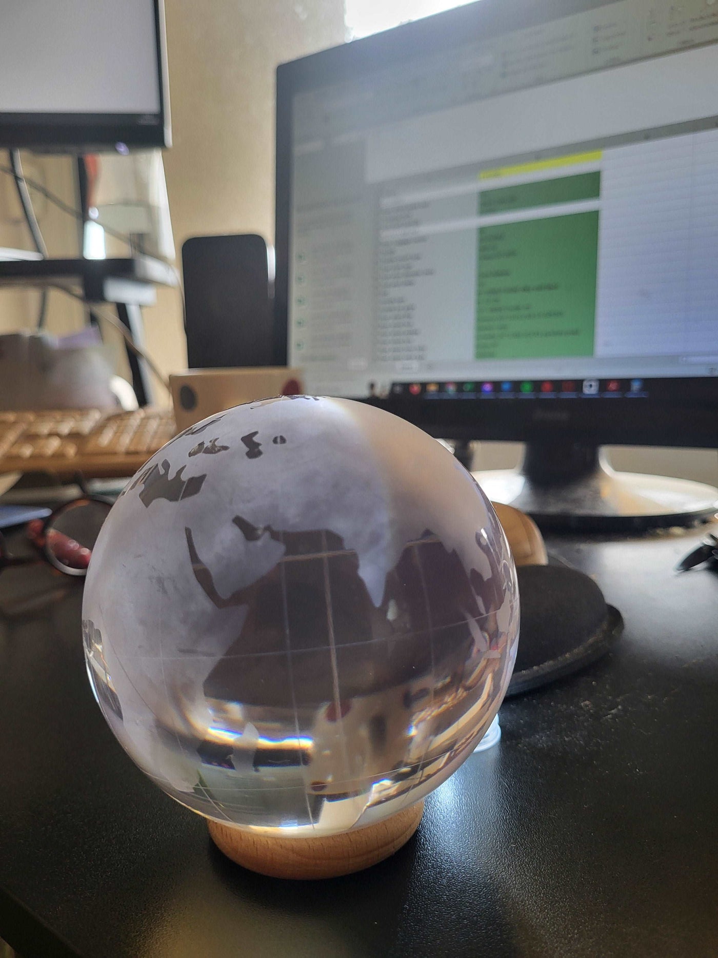 Globe terrestre en acylique 10 cm avec une base en bois