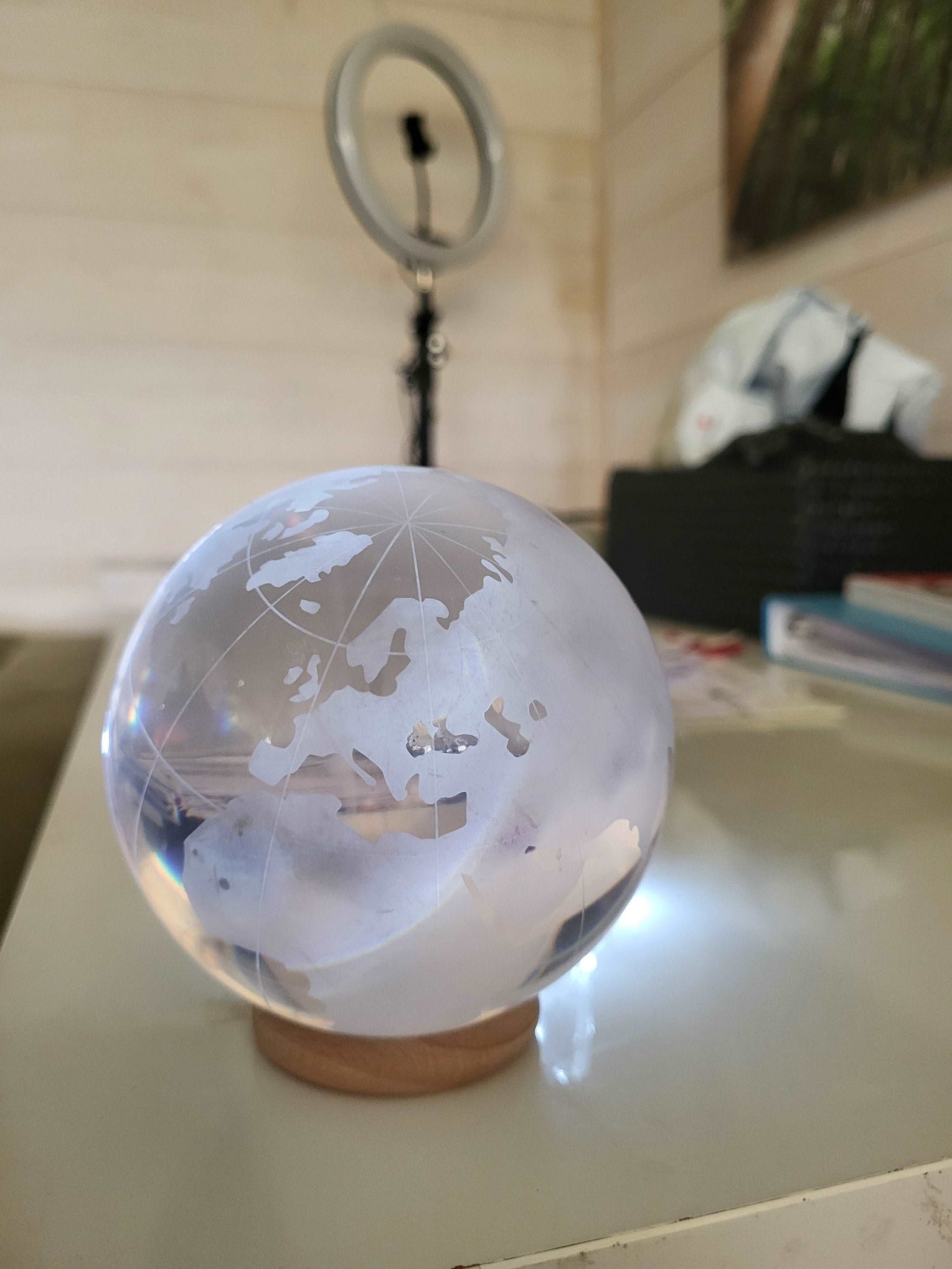 Globe terrestre en acylique 10 cm avec une base en bois
