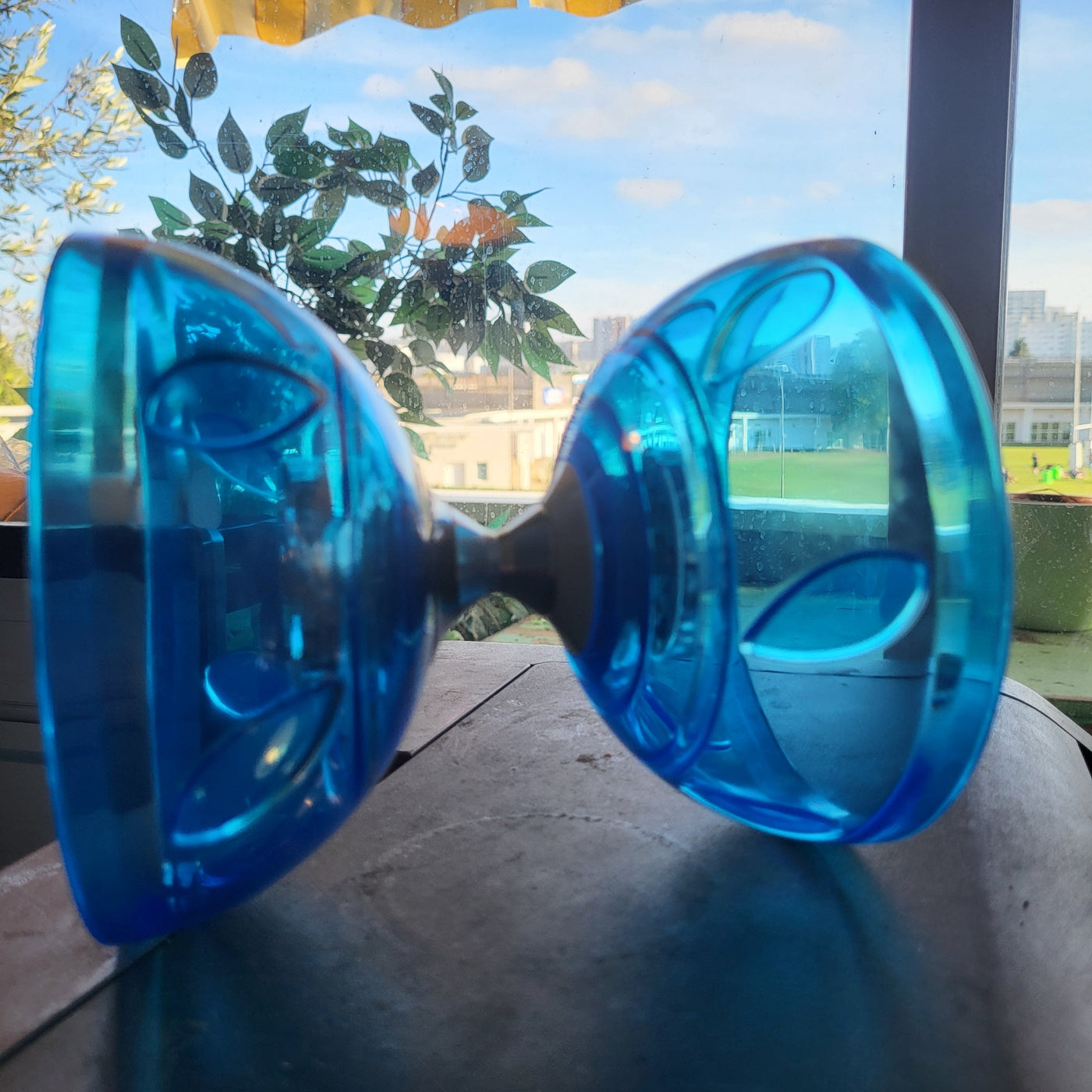 Diabolo LED Triple Roulement – Bleu translucide, Lumineux et Résistant