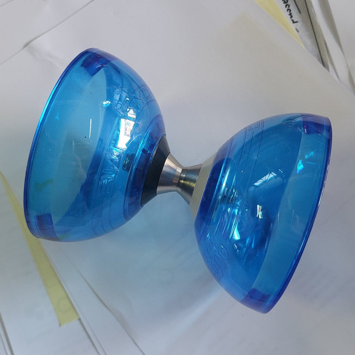 Diabolo Juggle Dream Cyclone Quartz 2 – Axe Triple Roulement - vue bleu