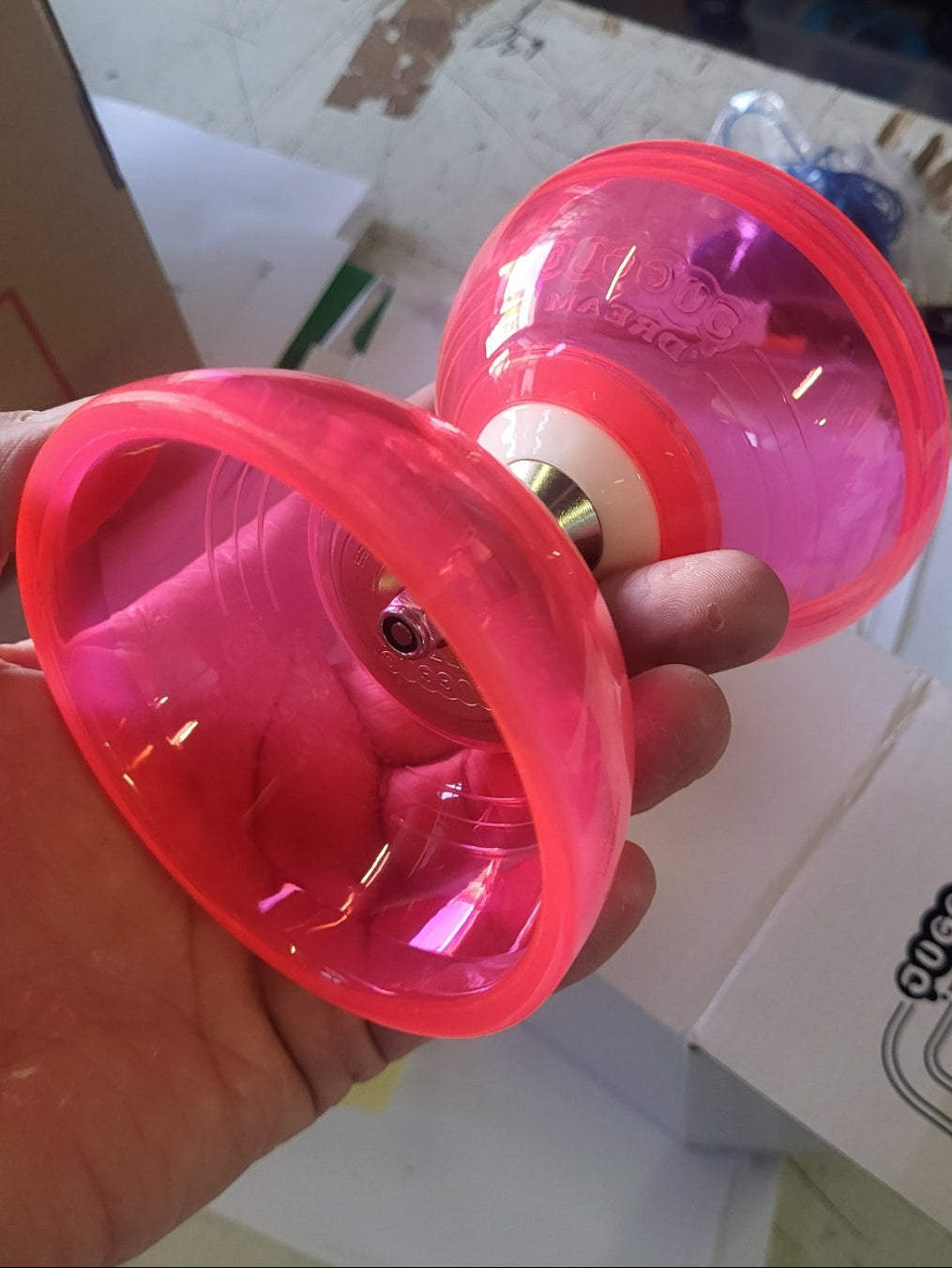 Diabolo Juggle Dream Cyclone Quartz 2 – Axe Triple Roulement - vue rose dans main