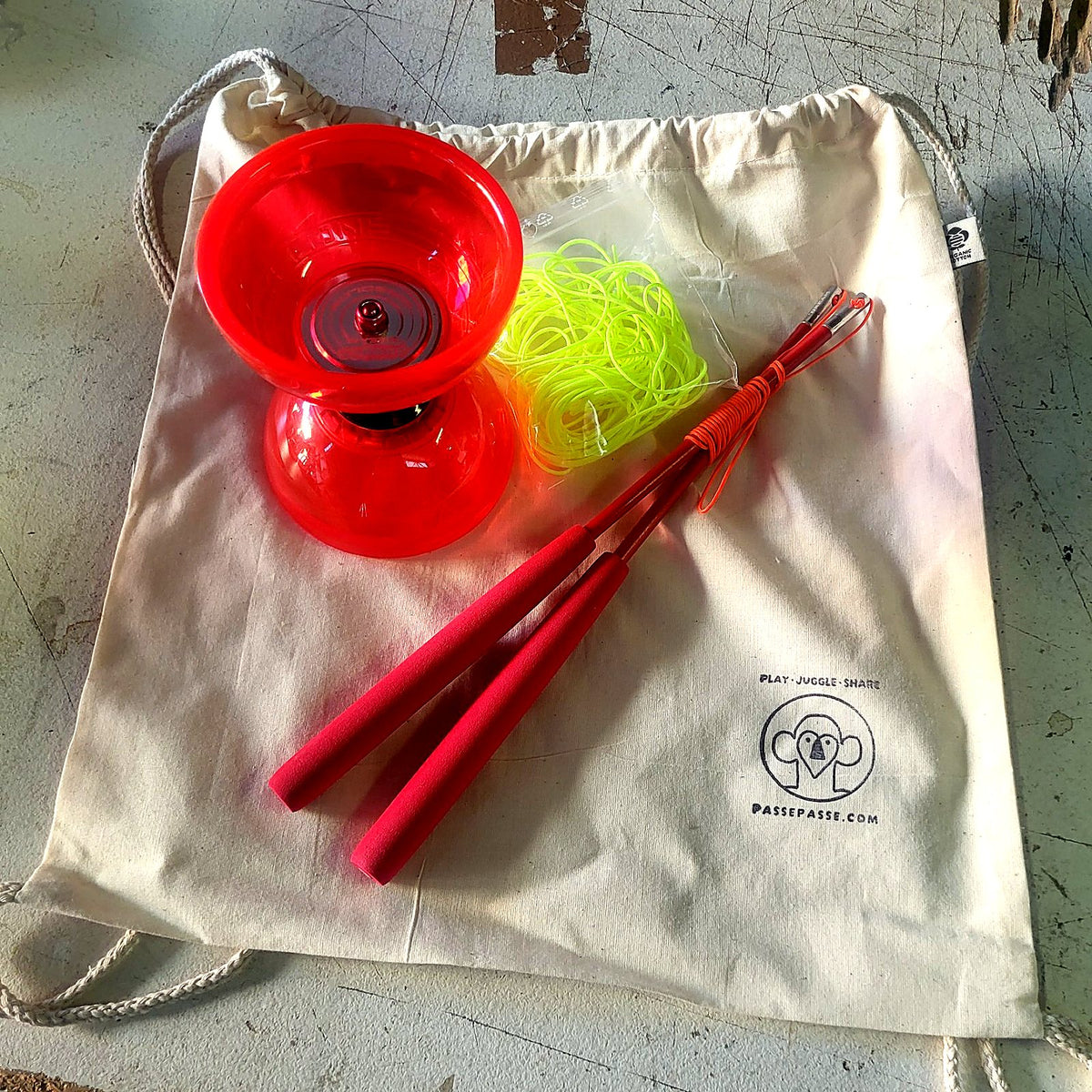 Kit diabolo Cyclone Quartz 2 rouge avec baguettes rouges, ficelle de rechange et sac à dos PassePasse
