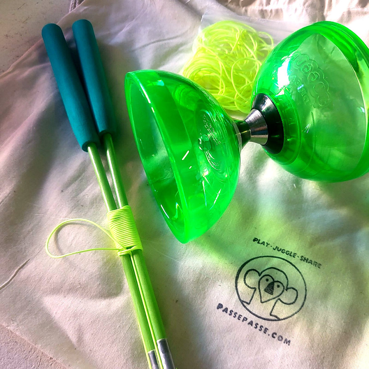 Kit diabolo Cyclone Quartz 2 vert - détail du diabolo et des baguettes