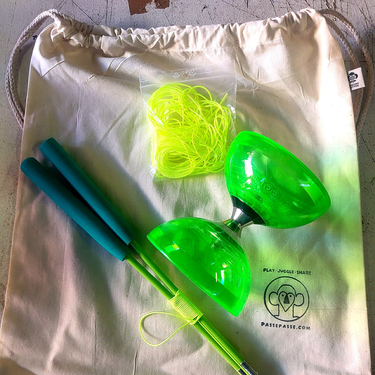 Kit diabolo Cyclone Quartz 2 vert avec baguettes vertes, ficelle de rechange et sac à dos PassePasse