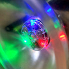 Gros plan sur les LED de couleur du diabolo lumineux
