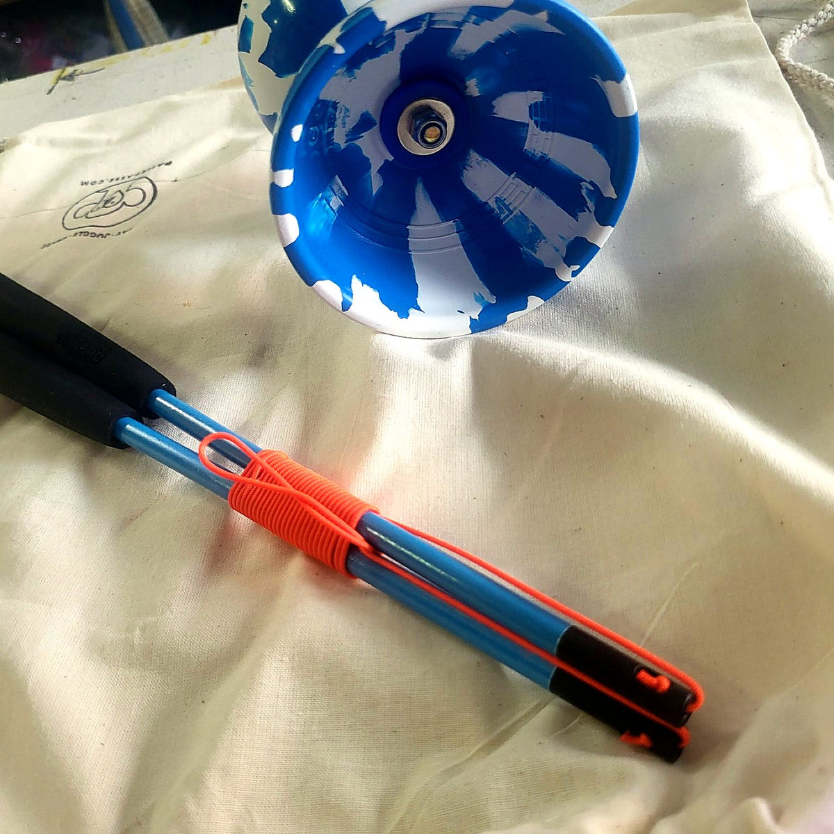 Baguettes de diabolo en fibre de verre bleues avec ficelle montée