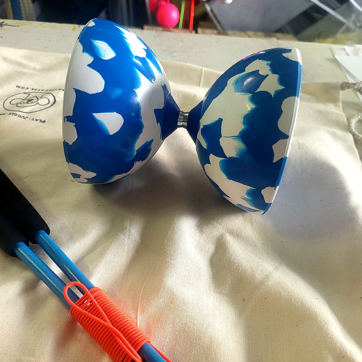 Diabolo Jester bleu et blanc posé sur le sac à dos PassePasse